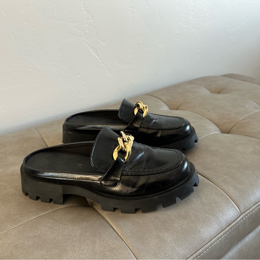 Like-New 
Women’s size 8.5 black mules